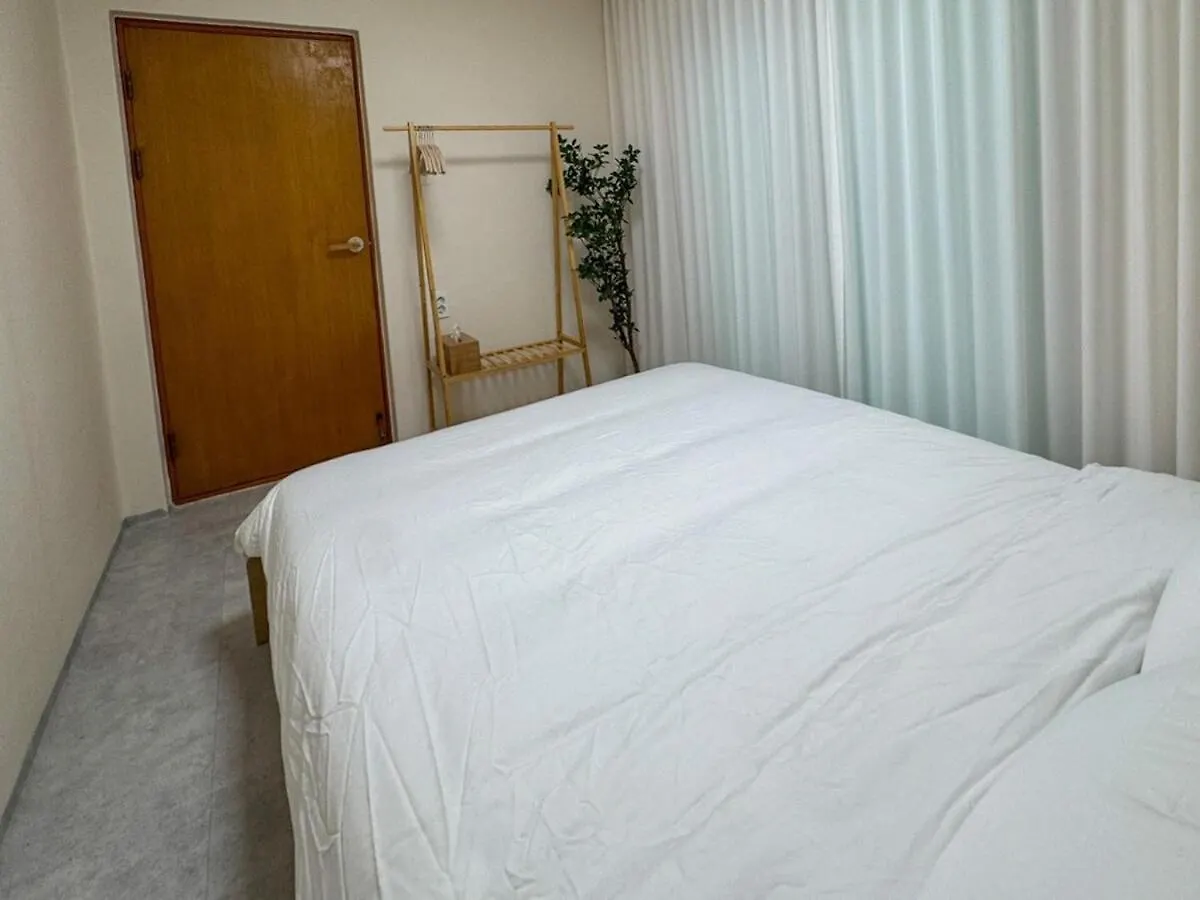 Apartment 8-Capacity # 3 Rooms # 4 Queen Beds # 10 Minutes On Foot From Busan Station # Wood Tone # Emotional Interior # Netflix