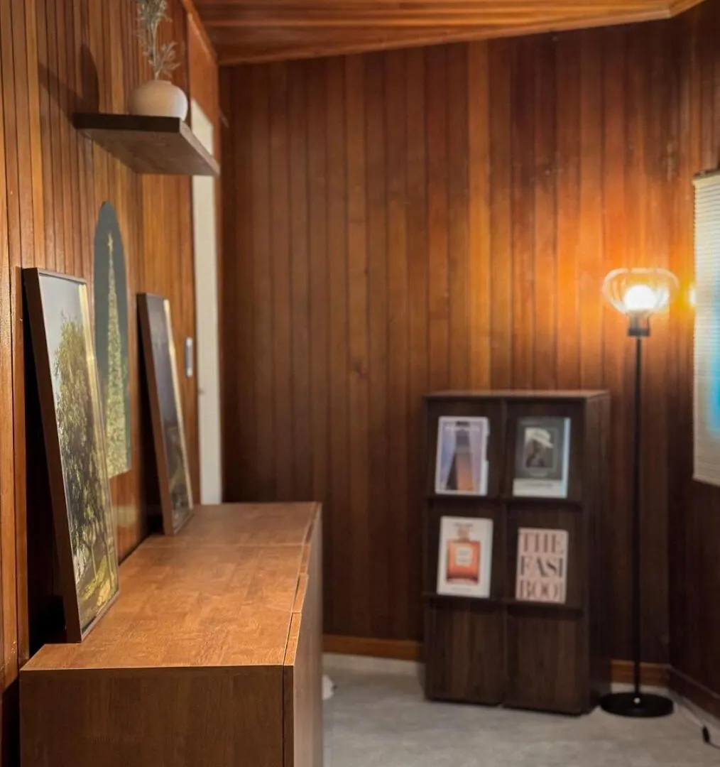 8-Capacity # 3 Rooms # 4 Queen Beds # 10 Minutes On Foot From Busan Station # Wood Tone # Emotional Interior # Netflix