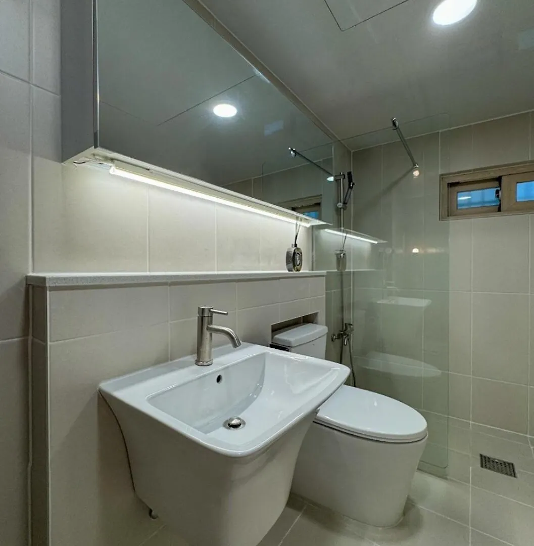 8-Capacity # 3 Rooms # 4 Queen Beds # 10 Minutes On Foot From Busan Station # Wood Tone # Emotional Interior # Netflix