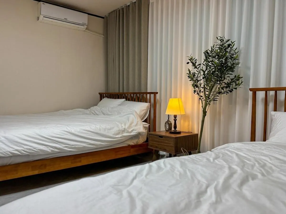 8-Capacity # 3 Rooms # 4 Queen Beds # 10 Minutes On Foot From Busan Station # Wood Tone # Emotional Interior # Netflix