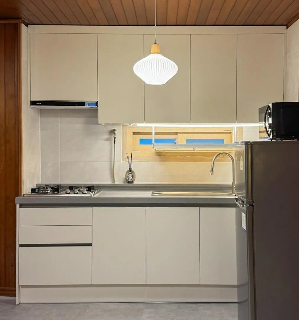 Apartment 8-Capacity # 3 Rooms # 4 Queen Beds # 10 Minutes On Foot From Busan Station # Wood Tone # Emotional Interior # Netflix