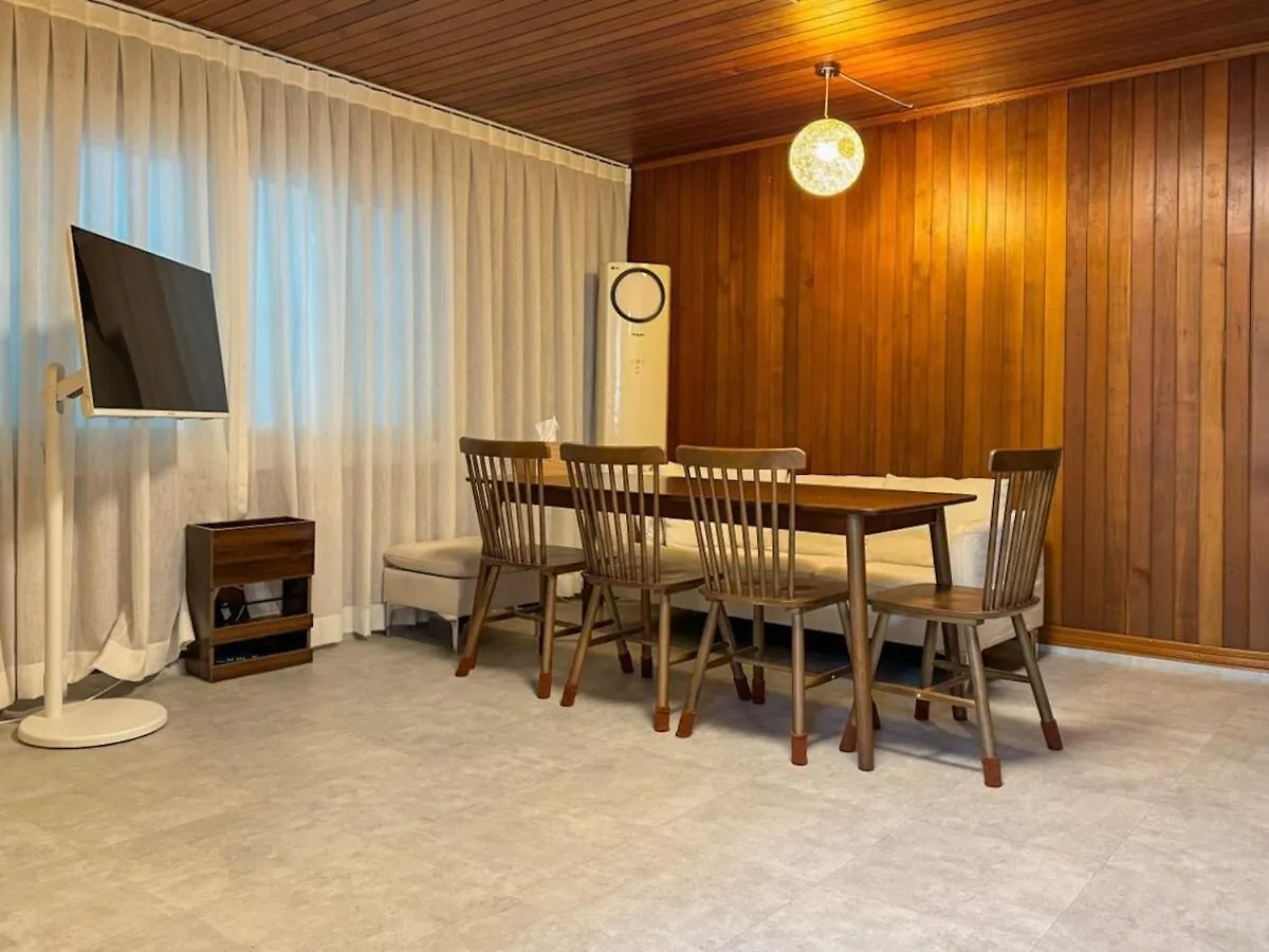 8-Capacity # 3 Rooms # 4 Queen Beds # 10 Minutes On Foot From Busan Station # Wood Tone # Emotional Interior # Netflix 0*,  South Korea