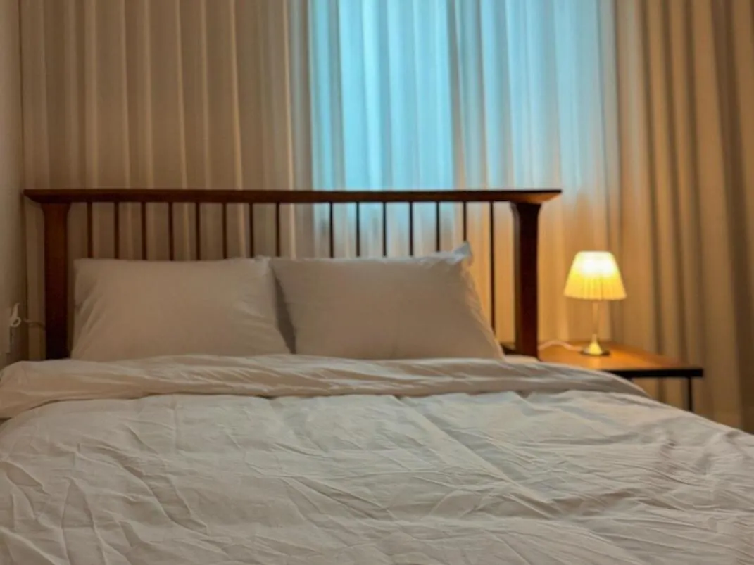 Apartment 8-Capacity # 3 Rooms # 4 Queen Beds # 10 Minutes On Foot From Busan Station # Wood Tone # Emotional Interior # Netflix
