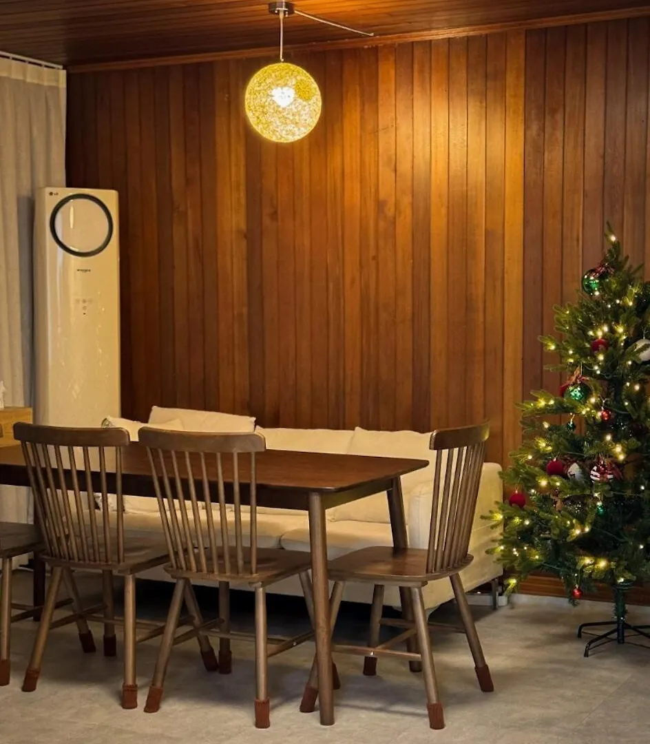 8-Capacity # 3 Rooms # 4 Queen Beds # 10 Minutes On Foot From Busan Station # Wood Tone # Emotional Interior # Netflix