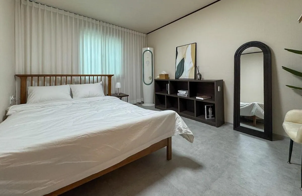 8-Capacity # 3 Rooms # 4 Queen Beds # 10 Minutes On Foot From Busan Station # Wood Tone # Emotional Interior # Netflix