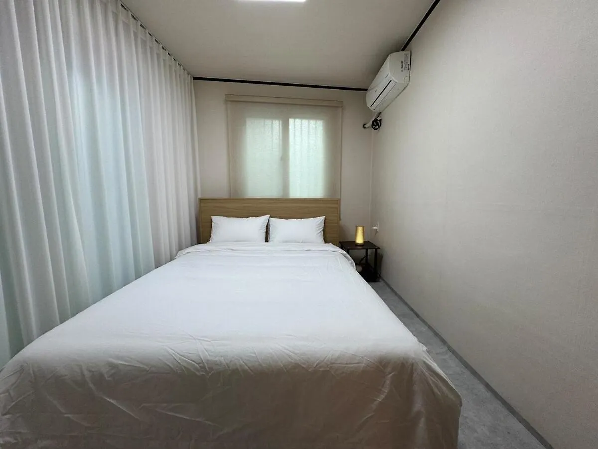Apartment 8-Capacity # 3 Rooms # 4 Queen Beds # 10 Minutes On Foot From Busan Station # Wood Tone # Emotional Interior # Netflix