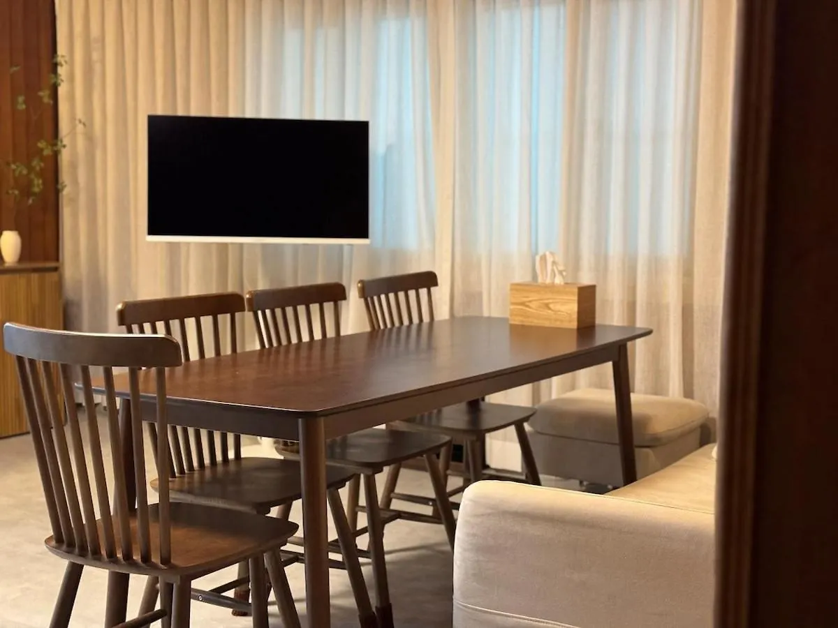 8-Capacity # 3 Rooms # 4 Queen Beds # 10 Minutes On Foot From Busan Station # Wood Tone # Emotional Interior # Netflix