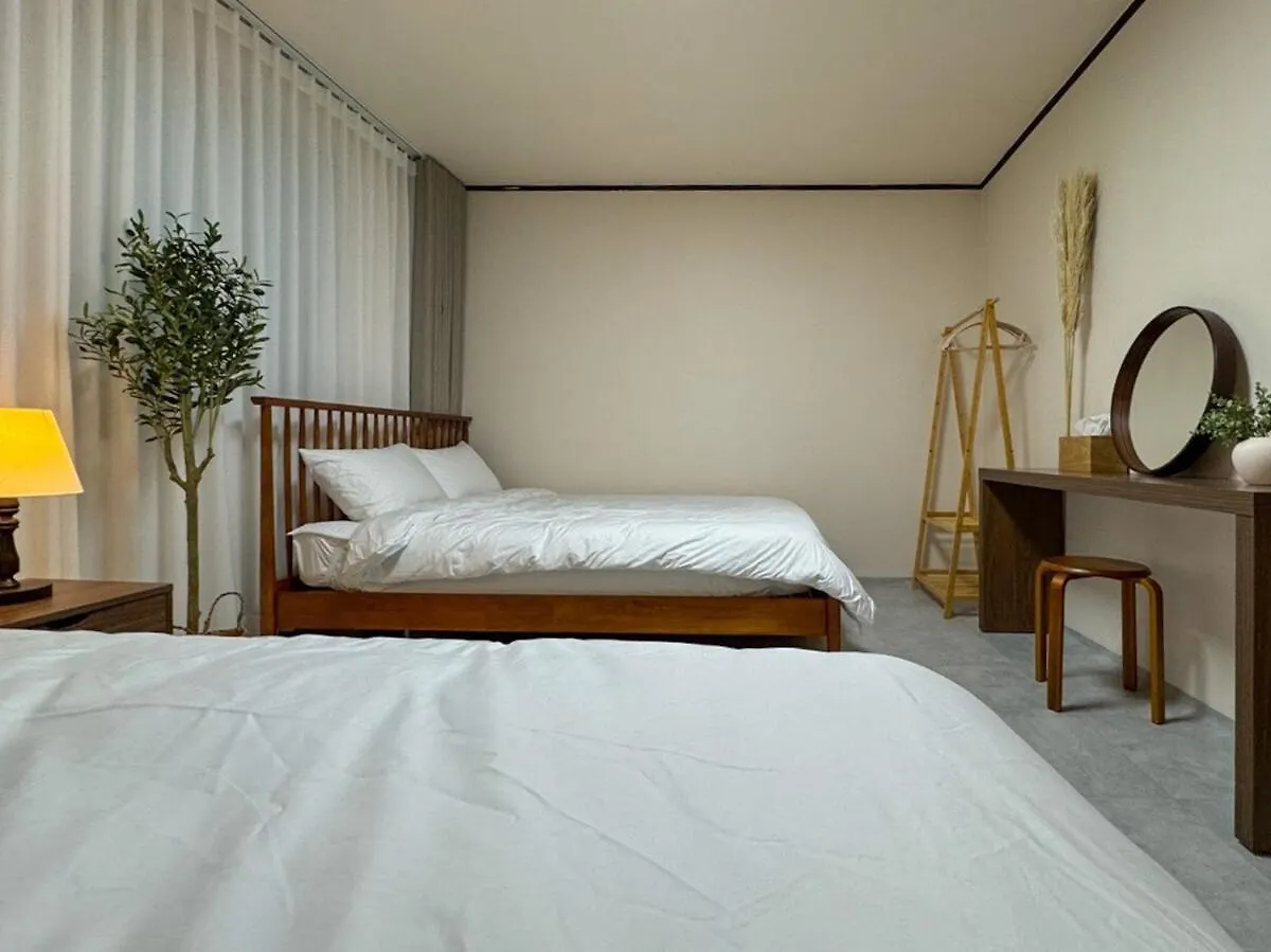 8-Capacity # 3 Rooms # 4 Queen Beds # 10 Minutes On Foot From Busan Station # Wood Tone # Emotional Interior # Netflix 0*,