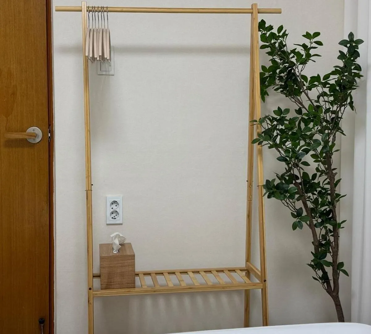 8-Capacity # 3 Rooms # 4 Queen Beds # 10 Minutes On Foot From Busan Station # Wood Tone # Emotional Interior # Netflix Apartment