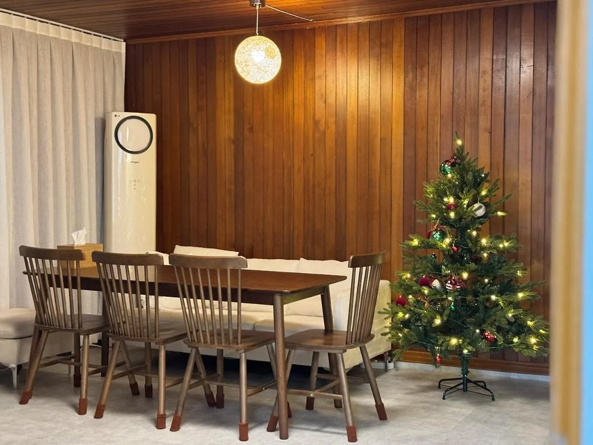 Apartment 8-Capacity # 3 Rooms # 4 Queen Beds # 10 Minutes On Foot From Busan Station # Wood Tone # Emotional Interior # Netflix