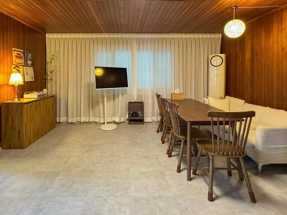 8-Capacity # 3 Rooms # 4 Queen Beds # 10 Minutes On Foot From Busan Station # Wood Tone # Emotional Interior # Netflix Apartment