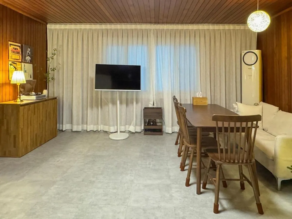8-Capacity # 3 Rooms # 4 Queen Beds # 10 Minutes On Foot From Busan Station # Wood Tone # Emotional Interior # Netflix Sydkorea