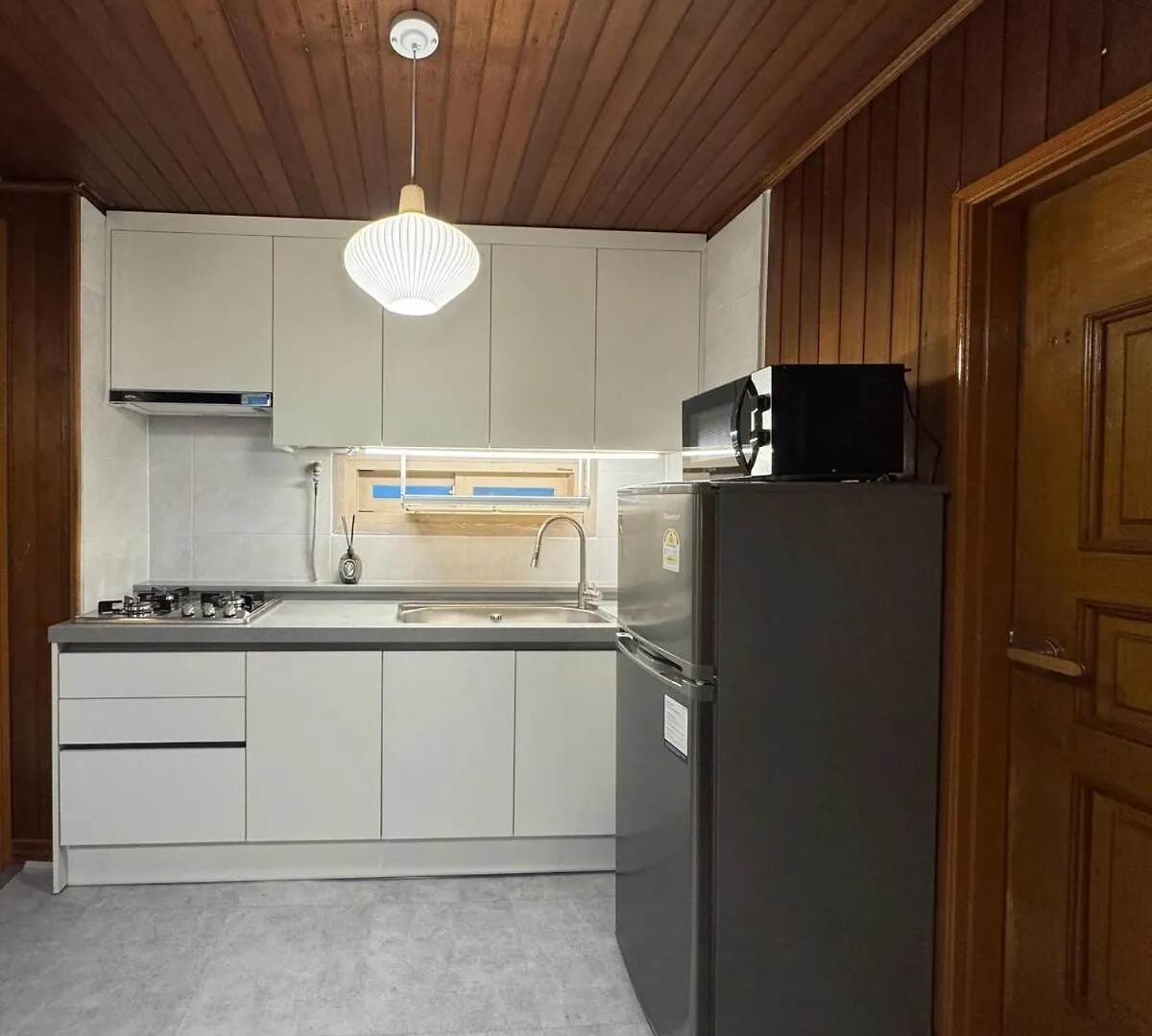 8-Capacity # 3 Rooms # 4 Queen Beds # 10 Minutes On Foot From Busan Station # Wood Tone # Emotional Interior # Netflix Sydkorea