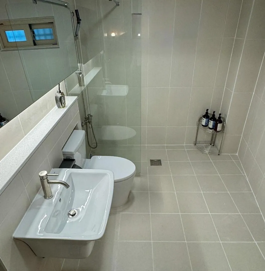 8-Capacity # 3 Rooms # 4 Queen Beds # 10 Minutes On Foot From Busan Station # Wood Tone # Emotional Interior # Netflix Sydkorea